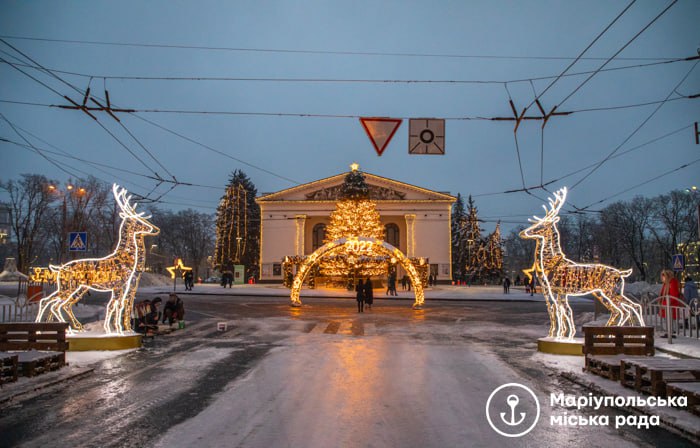 У мережі показали новорічні фото Маріуполя до окупації: "Веселка", вогники і радість